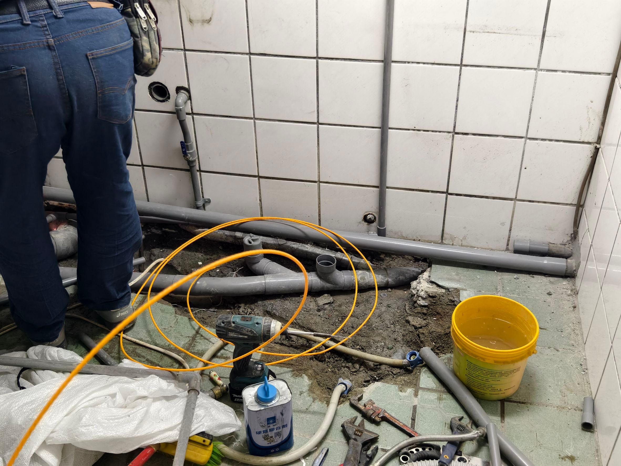 新竹排水管修復工程-專業水電師傅進行管路修復施工